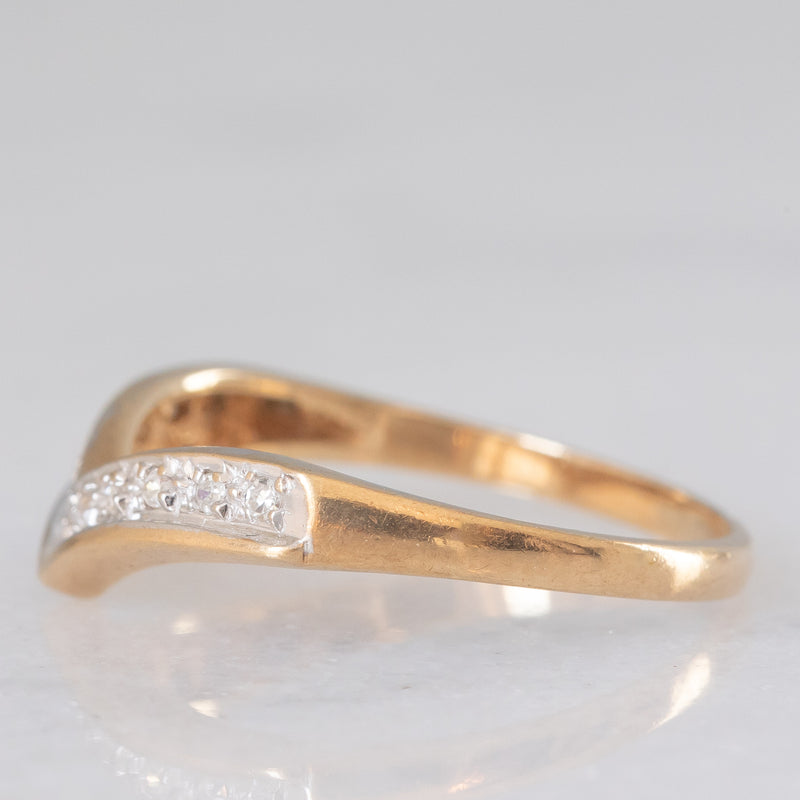 Anello a “V” in oro giallo e bianco 9K con diamanti (0.05ctw ca.), anno 1989