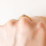 Vintage-Solitär aus 18 Karat Gelb- und Weißgold mit Diamant im Brillantschliff (ca. 0.15 ct), 60er Jahre