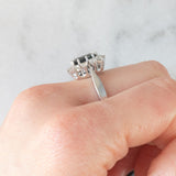 Gänseblümchenring aus 14 Karat Weißgold mit Saphir (ca. 1.50 ct) und Diamanten im Brillantschliff (ca. 0.60 ctw), 70er Jahre