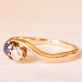 Toi et Moi antico in oro giallo 14K con zaffiro (0.25ct ca.) e diamante di taglio vecchia miniera (0.25ct ca.), anni ‘10/‘20