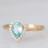 Anello a margherita a goccia in oro giallo 9K con apatite (0.59ct) e zirconi bianchi