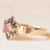 Vintage-Blumenring aus 9-karätigem Gelbgold mit rosa Turmalin (ca. 0.36 ct) und Saphiren (ca. 0.25 ctw)