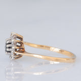Anello a margherita vintage in oro giallo e bianco 9K con zaffiro (0.25ct ca.) e diamanti (0.10ctw ca.), anno 1981