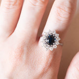 Vintage-Gänseblümchenring aus 14 Karat Weißgold mit Saphiren (ca. 2 ct) und Diamanten im Brillantschliff (ca. 0.80 ctw), 70er Jahre