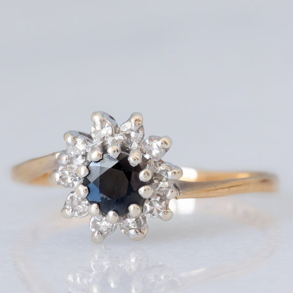 Anello a margherita vintage in oro giallo e bianco 9K con zaffiro (0.25ct ca.) e diamanti (0.10ctw ca.), anno 1981