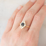 Anello a margherita navette in oro giallo 18K con zaffiro (1ct ca.) e diamanti di taglio brillante (0.75ctw ca.), anni ‘60/‘70