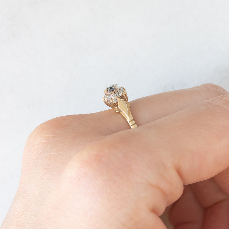 Anello vintage in oro giallo 9K con zaffiri (0.20ctw ca.) e diamanti (0.18ctw ca.), anni ‘70/‘80