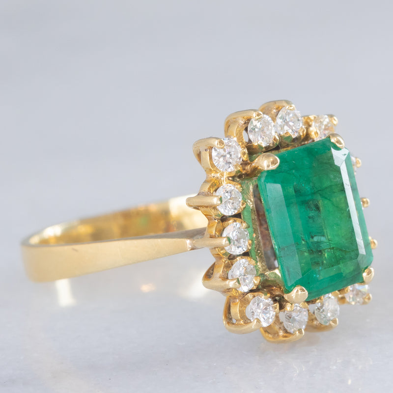 Anello a margherita vintage in oro giallo 18K con smeraldo (1.50ct ca.) e diamanti di taglio brillante (0.56ctw ca.), anni )70/‘80