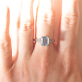 Vintage-Ring im Art-Déco-Stil aus 9-karätigem Weißgold mit blauem Topas (ca. 1.40 ct) und Diamanten (ca. 0.02 ctw),