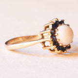 Винтажное кольцо из желтого золота 9 карат с ромашкой, опалом (около 1.20 карата) и сапфирами (около 0.44 карата), 70-е годы