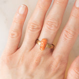 Bague vintage en or jaune 8 carats avec camée sur corail orange représentant un visage de femme, années 40/50