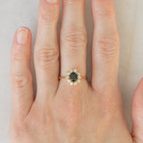 Anello a margherita vintage in oro giallo 18K con zaffiro (0.70ct ca.) e diamanti di taglio brillante (0.40ctw ca.), anni ‘80/‘90
