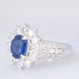 Anello a margherita a fascia in platino con zaffiro (1ct) e diamanti (1ctw), anni ‘80