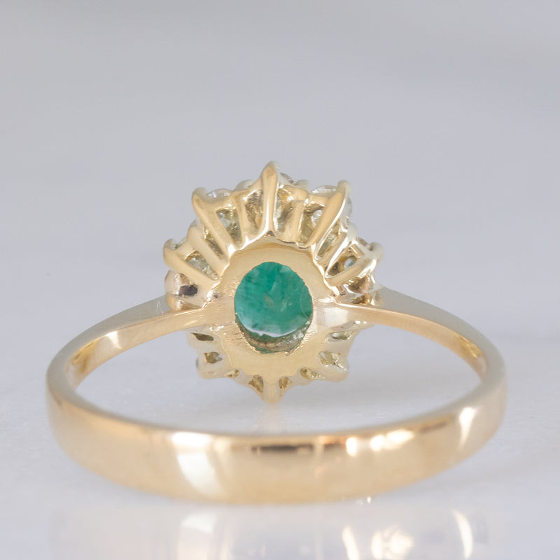 Anello a margherita vintage in oro giallo 18K e 14K con smeraldo (0.60ct ca.) e diamanti di taglio brillante (0.30ctw ca.), anni ‘70/‘80