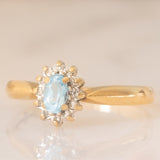 Bague marguerite vintage en or jaune 9 carats avec topaze bleue (0.30 ct environ) et diamants (0.06 ct environ), années 80