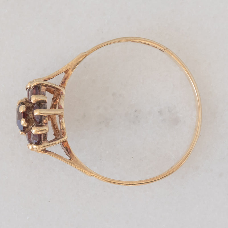 Anello a fiore vintage in oro giallo 9K con granati (0.70ctw ca.), anno 1977