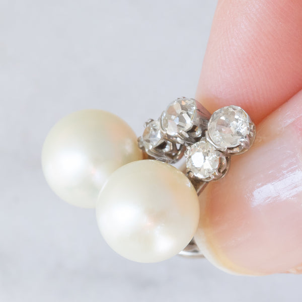 Orecchini vintage in oro bianco 18K con perle bianche e diamanti di taglio vecchia miniera (0.70ctw ca.), anni ‘40/‘50