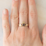 Anello Claddagh vintage in oro giallo 9K con granato di taglio a cuore (0.50ct ca.)