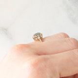 Anello a margherita in oro giallo 9K con topazio azzurro (0.35ct ca.) e diamanti (0.12ctw ca.), anni ‘90