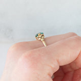 Anillo vintage de oro amarillo de 14 quilates con piedra verde y decoraciones florales y geométricas, años 50/60.
