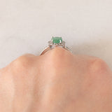 Anello a margherita moderno in oro bianco 9K con smeraldo (1ctw ca.) e diamanti (0.36ctw ca.)