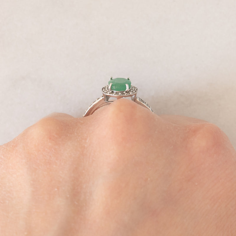Anello a margherita moderno in oro bianco 9K con smeraldo (1ctw ca.) e diamanti (0.36ctw ca.)