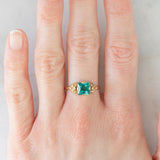 Anillo vintage de oro amarillo de 14 quilates con piedra verde y decoraciones florales y geométricas, años 50/60.