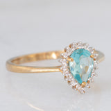 Anello a margherita a goccia in oro giallo 9K con apatite (0.59ct) e zirconi bianchi