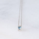 Collana vintage in oro bianco 10K con punto luce con spinello azzurro e diamante, anni ‘90/anni ‘2000