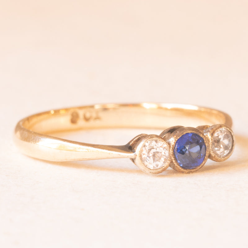 Trilogy antico in oro giallo 9K con zaffiro blu (0.12ct ca.) e zaffiri bianchi, anni ‘10