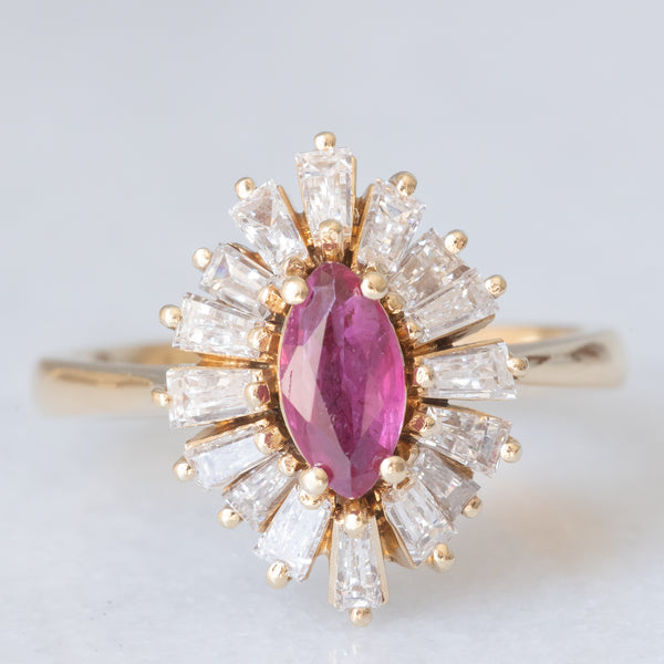 Anello ballerina vintage in oro giallo 14K con rubino (0.40ct ca.) e diamanti di taglio tapered (1ctw ca.), anni ‘70/‘80