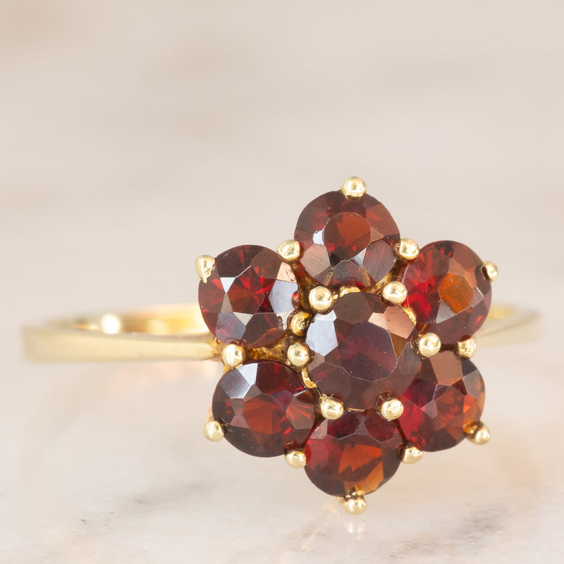 Anello a fiore vintage in oro giallo 8K con granati (1.10ctw ca.), anni ‘70