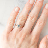 Anello a margherita in oro giallo 9K con topazio azzurro (0.35ct ca.) e diamanti (0.12ctw ca.), anni ‘90