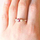 Vintage-Trilogie aus 18 Karat Weißgold mit Rubin (ca. 1 ct) und Diamanten im Brillantschliff (ca. 0.42 ctw)
