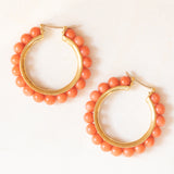 Vintage 18K yellow gold hoop earrings with orange coral spheres, 60s/70s