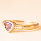 Anello vintage in oro giallo 9K con ametista di taglio trillion (0.45ct ca.) e diamanti di taglio brillante (0.09ctw ca.), anni ‘70