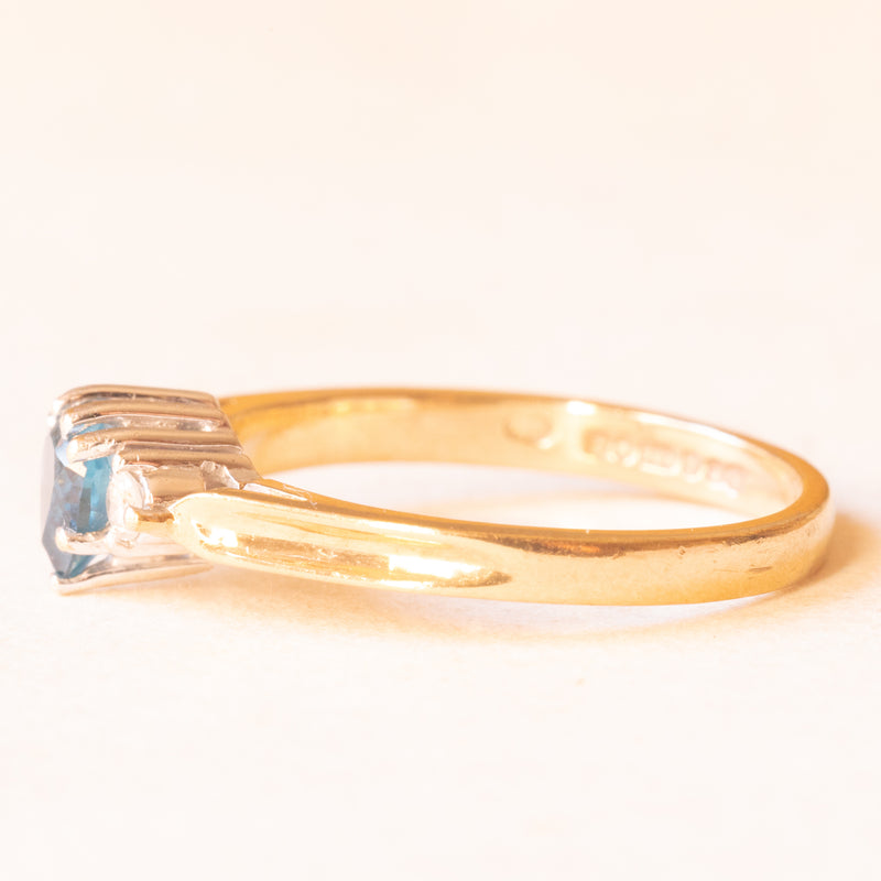 Trilogy vintage in oro giallo e bianco 9K con topazio azzurro trattato di taglio a cuore (0.45ct ca.) e diamanti di taglio brillante (0.04ctw ca.), anno 1990