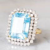 Anello da cocktail vintage in oro giallo e bianco 18K con topazio azzurro (20ct ca.) e diamanti di taglio brillante (1.70ctw ca.), anni ‘70