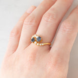 Toi et Moi francese vintage in oro giallo 18K con zaffiri di taglio smeraldo (0.80ct ca.) e diamanti di taglio brillante (0.20ct ca.), anni ‘70