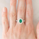 Anello a margherita in platino con smeraldo cabochon (1.35ct) e diamanti (1.13ctw), anni ‘70/‘80