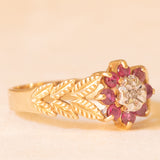 Vintage-Blumenring aus 9-karätigem Gelb- und Weißgold mit synthetischen Rubinen (ca. 0.40 ctw) und Diamant sowie mit seitlichen Verzierungen in Form von Blättern, 1989