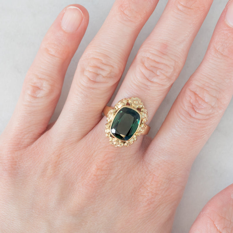 Anello da cocktail vintage in oro giallo 8K con spinello verde (3.80ct ca.), anni ‘70