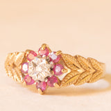 Vintage-Blumenring aus 9-karätigem Gelb- und Weißgold mit synthetischen Rubinen (ca. 0.40 ctw) und Diamant sowie mit seitlichen Verzierungen in Form von Blättern, 1989