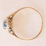 Vintage 9K yellow and white gold daisy ring with blue topaz (0.50ct approx.) and diamonds (0.08ctw approx.)