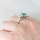 Anello vintage in oro bianco 18K con smeraldo (0.68ct ca.) e diamanti di taglio brillante (0.89ctw ca.), anni ‘70