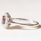 Vintage-Gänseblümchenring aus 18-karätigem Weißgold mit Rubin (ca. 0.85 ct) und Diamanten im Brillantschliff (ca. 0.24 ctw), 80er/90er Jahre