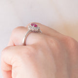 Anello a margherita vintage in platino con rubino (0.33ct) e diamanti (0.57ctw), anni ‘70