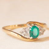 Anello bypass vintage in oro giallo e bianco 9K con pasta di vetro verde e diamanti (0.03ctw ca.), anni ‘80