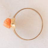 Bague vintage en or jaune 8 carats avec camée sur corail orange représentant un visage de femme, années 40/50