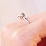 Retro-Solitär aus 18 Karat Weißgold mit Diamant im Brillantschliff (ca. 0.35 ct), 40er Jahre